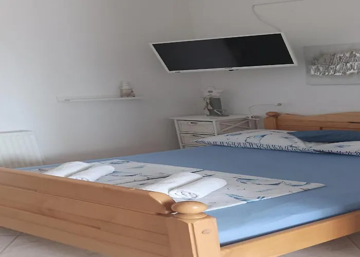 Modern In With Garden Starigrad Paklenica