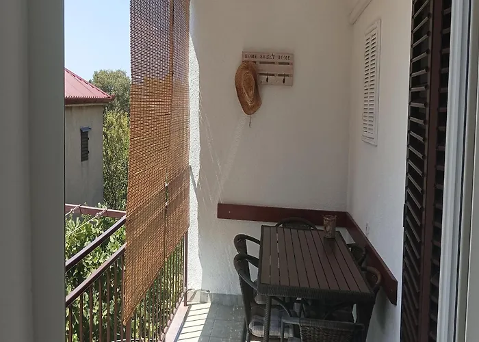 Modern Apartment In Starigrad With Garden