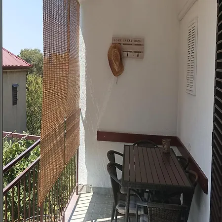 Modern In With Garden Apartament